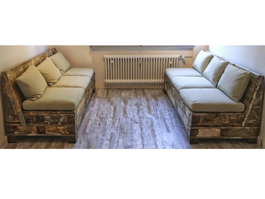 Zwei gegenüberliegende Palettensofas