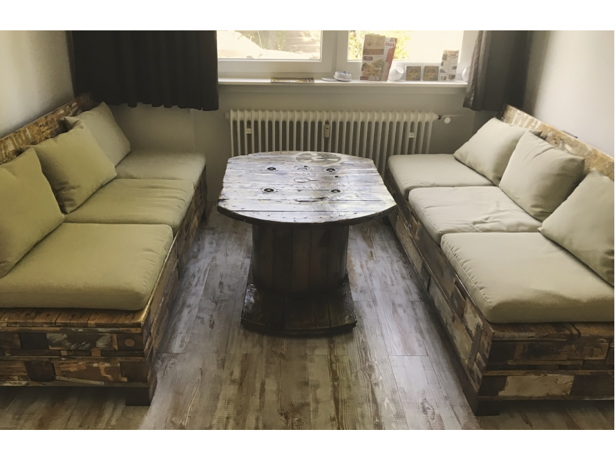 Rustikales Wohnzimmer mit Palettenmöbeln