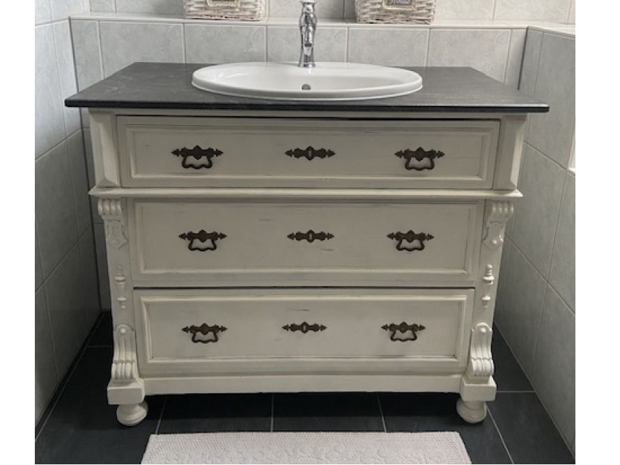 Weißer Waschtisch mit drei Schubladen