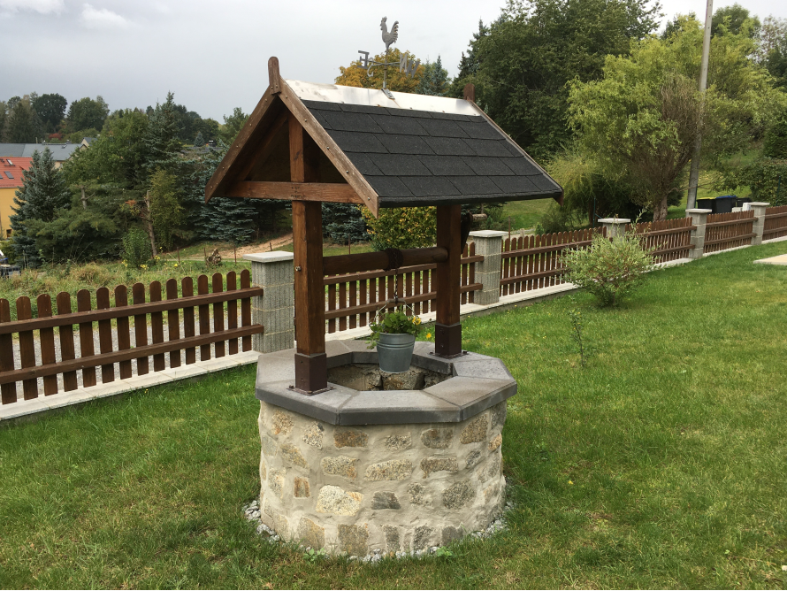 Brunnen aus Stein mit Holzdach