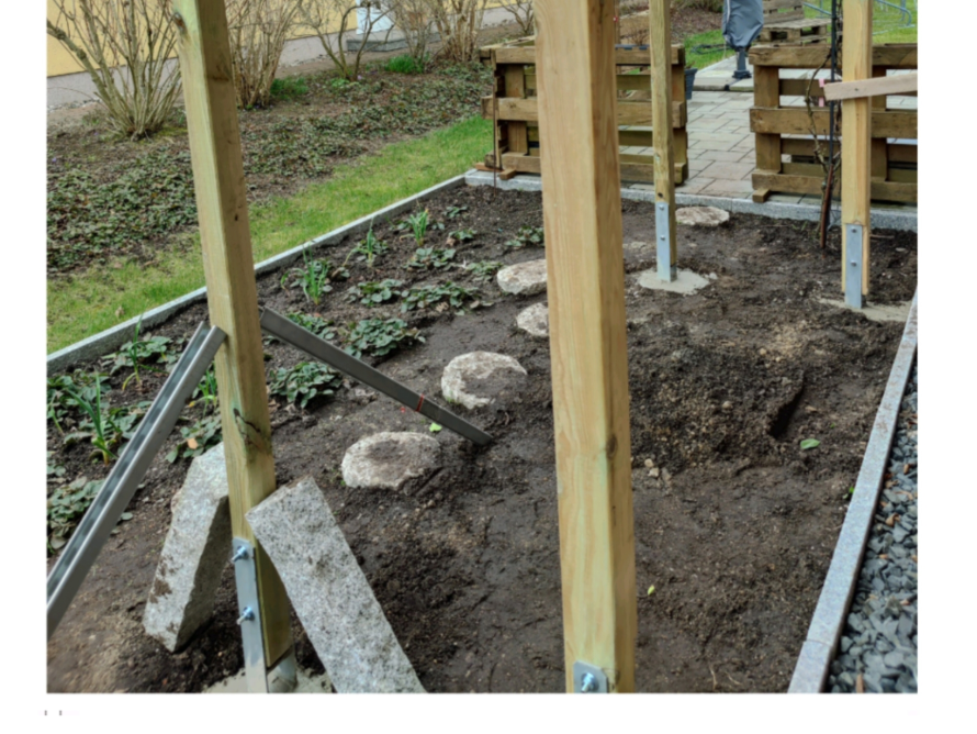 Holzgerüst für ein Gartenhaus im Bau