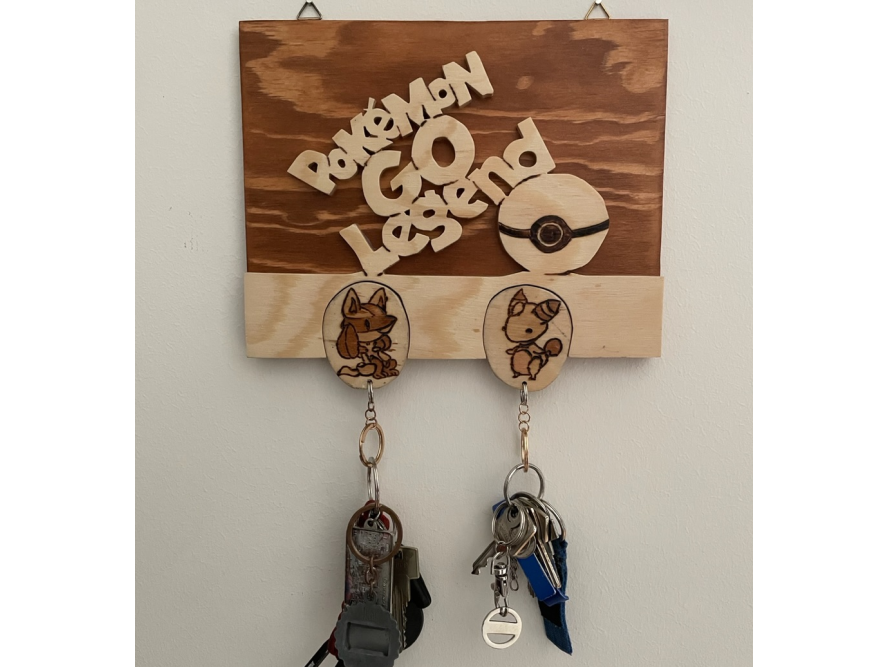 Hölzerner Schlüsselbrett mit Pokémon-Motiv
