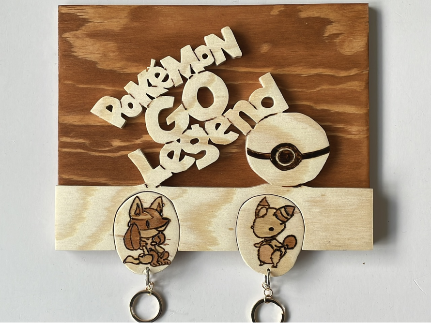 Hölzerner Schlüsselanhänger mit Fabelwesen