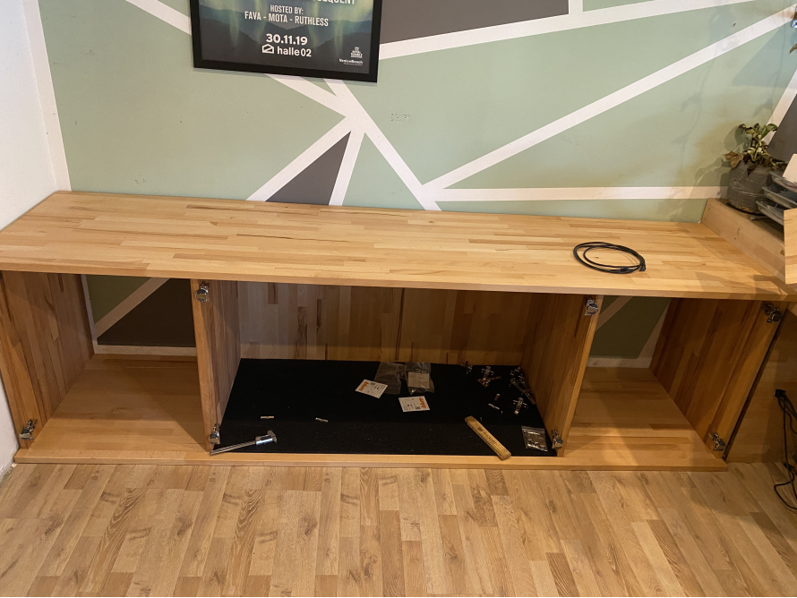 Leerer Holzschrank mit offenen Türen