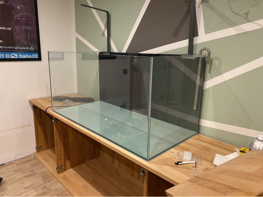 Leeres Aquarium auf Holzunterschrank