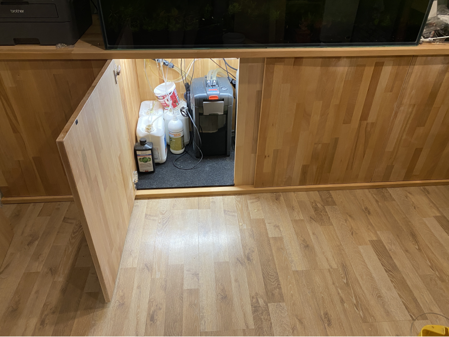 Aquariumschrank mit offenem Fach