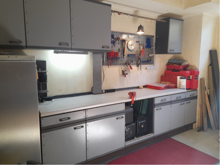 Werkstatt mit Werkbank und Werkzeug