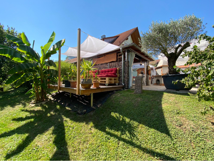 Garten mit Terrasse und Sitzecke