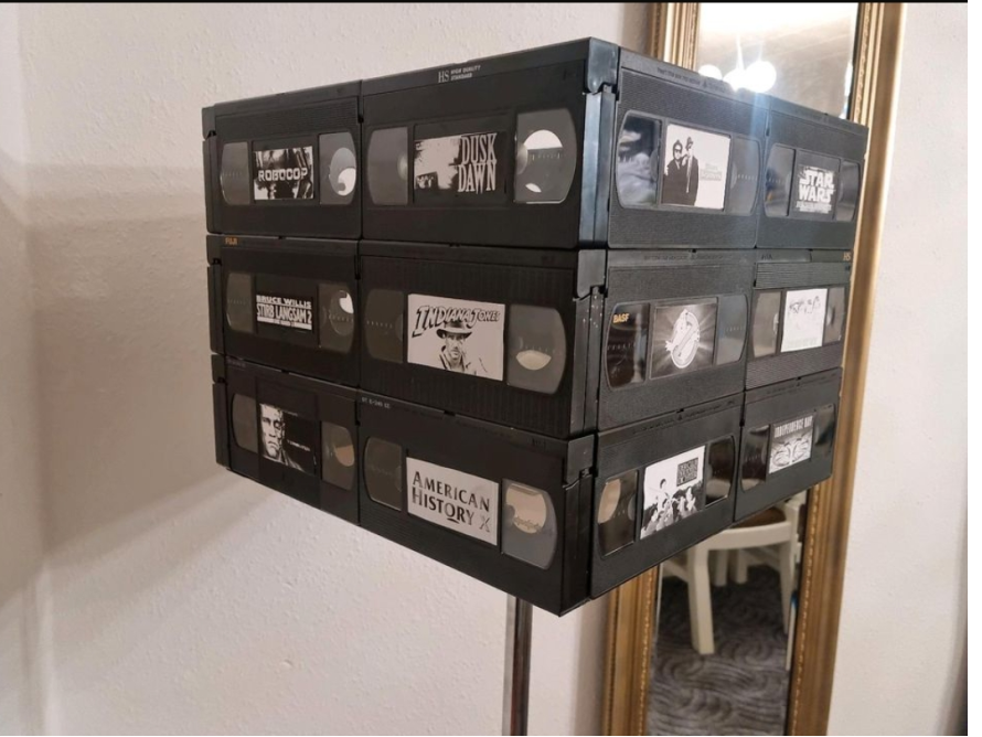 Würfelförmige Lampe aus Videokassetten