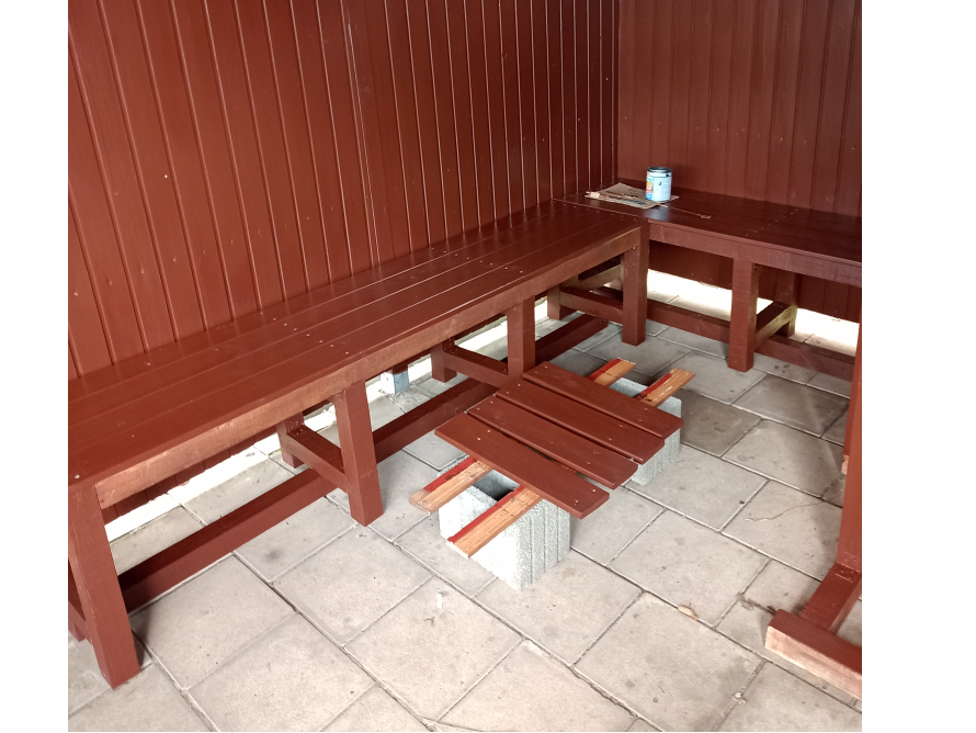 Eckbank aus Holz in einem Gartenhaus