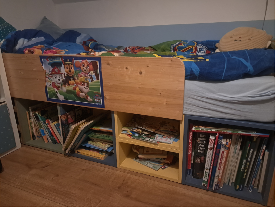 Kinderbett mit Bücherregal