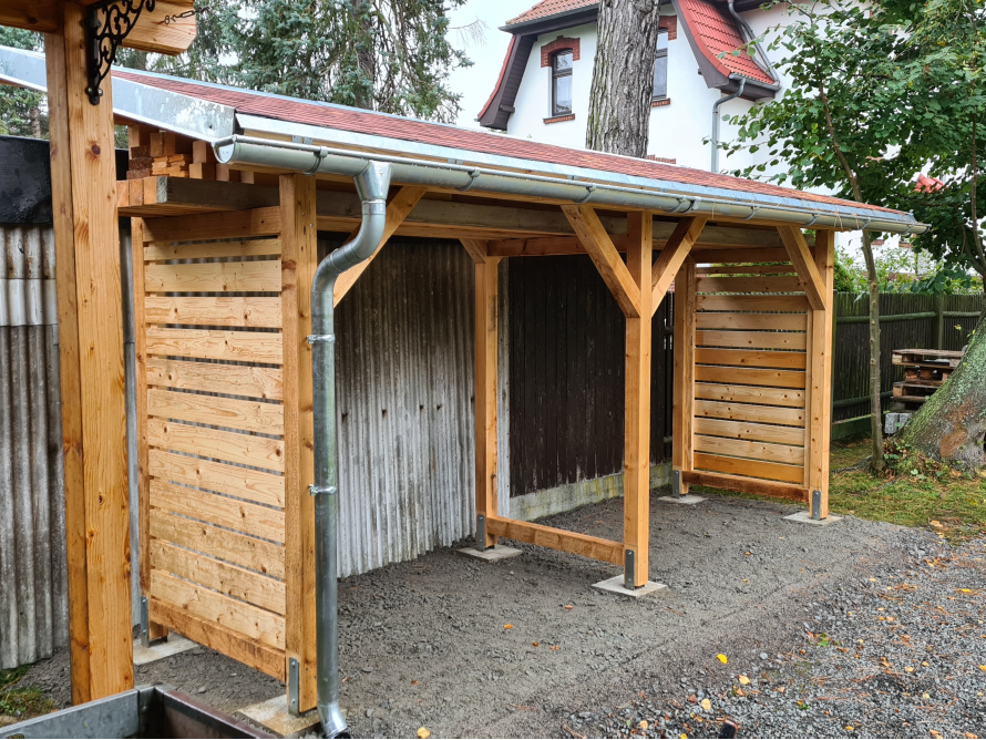 Unfertiges Gartenhaus mit Holzgerüst und Dach