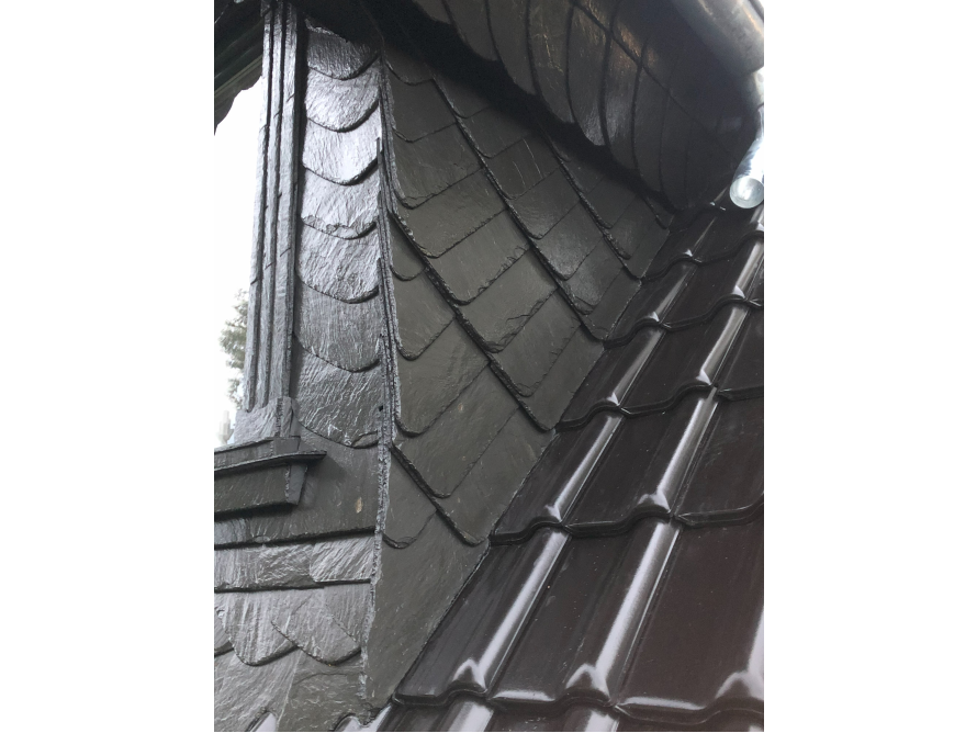 Schwarzes Schieferdach an einem Haus