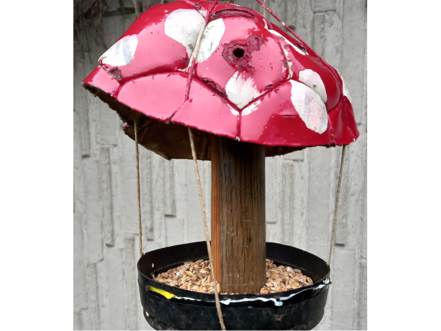 Upgecycelter Vogelfutterspender aus Fußball