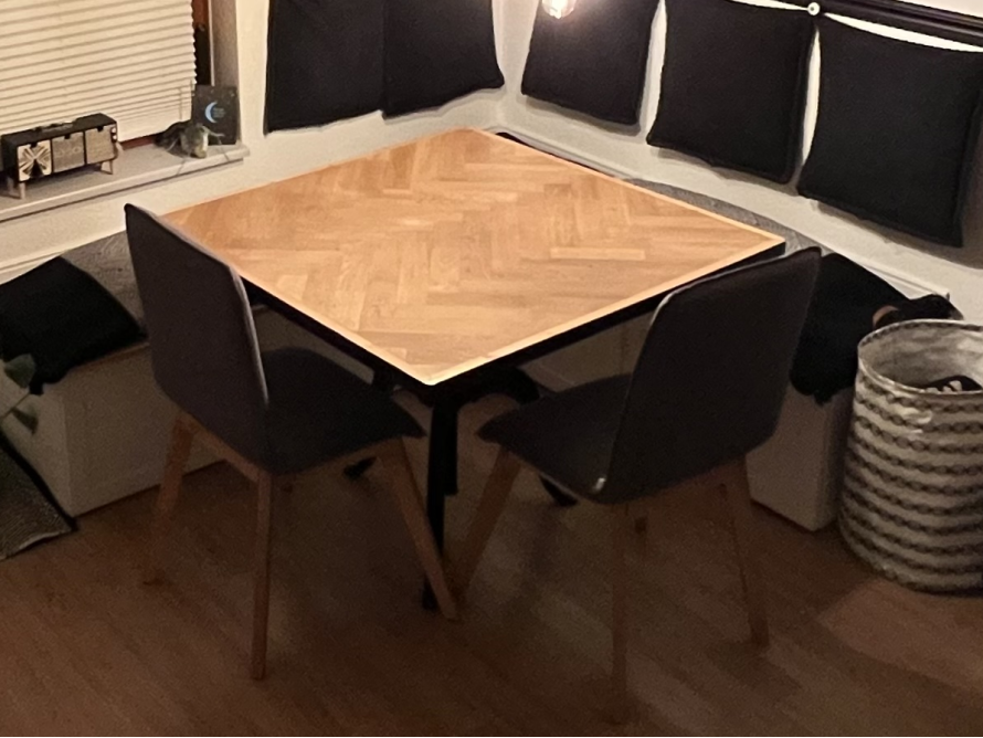 Quadratischer Esstisch mit zwei Stühlen