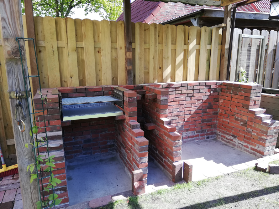 Unfertiger Grill aus roten Ziegelsteinen