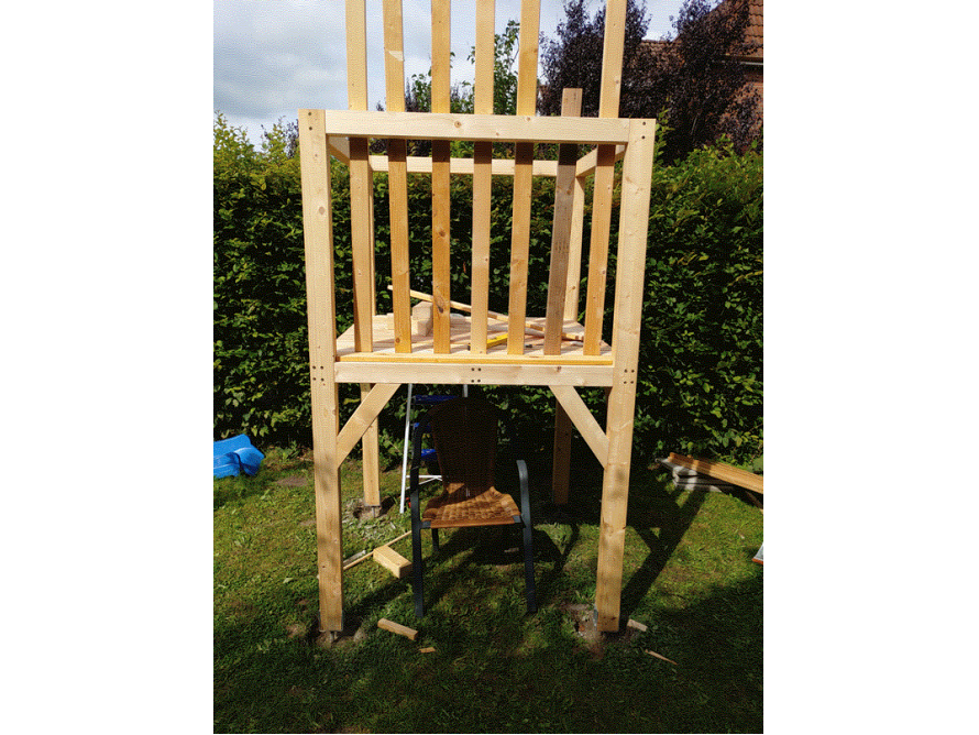 Holzgerüst im Garten