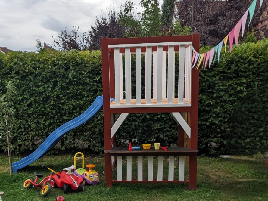 Spielturm mit Rutsche im Garten