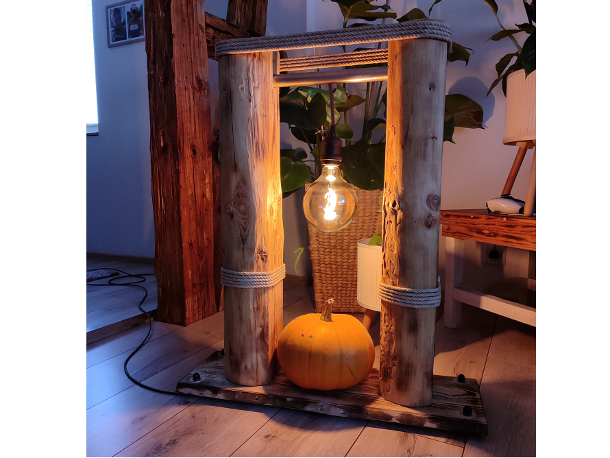 Rustikale Stehlampe aus Holz mit Kürbis