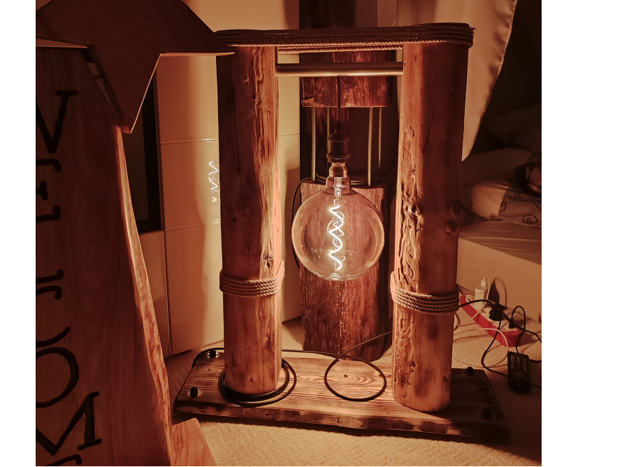 Rustikale Stehlampe aus Holz mit Glühbirne