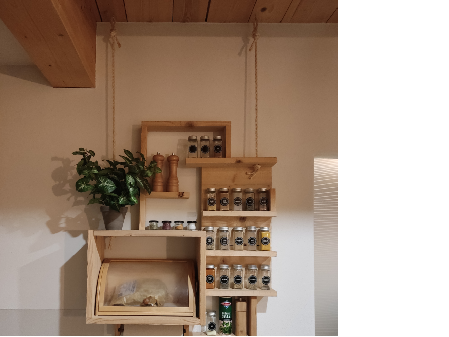 Hängeregal aus Holz mit Gewürzen und Brotdose