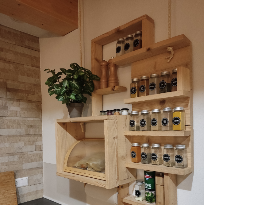 Hölzernes Gewürzregal mit Gläsern