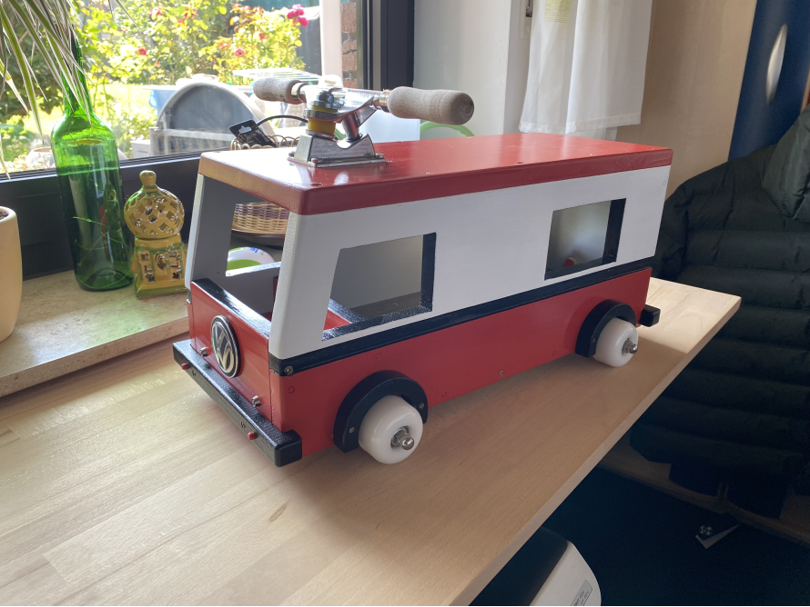 Rotes und weißes Spielzeugauto aus Holz