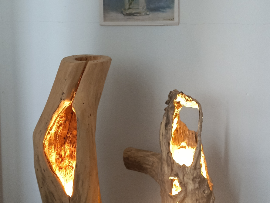 Zwei beleuchtete Lampen aus Treibholz