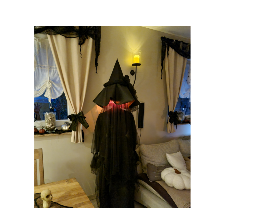 Halloween-Deko: Hexe mit Beleuchtung