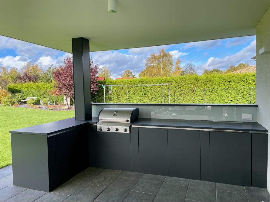 Außenküche unter einem Vordach