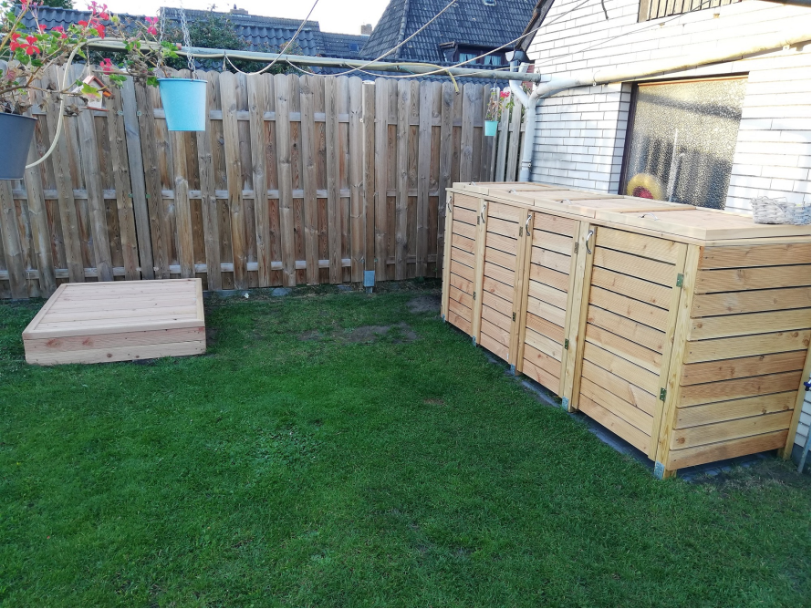 Garten mit Holzmülltonnenverkleidung und Sandkasten