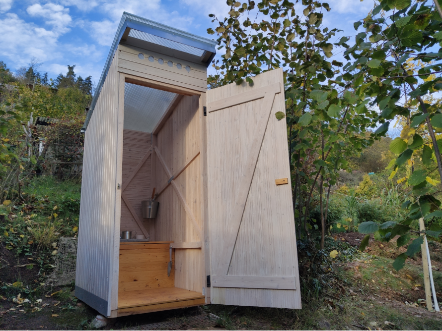 Offene Holzhütte in einem Garten