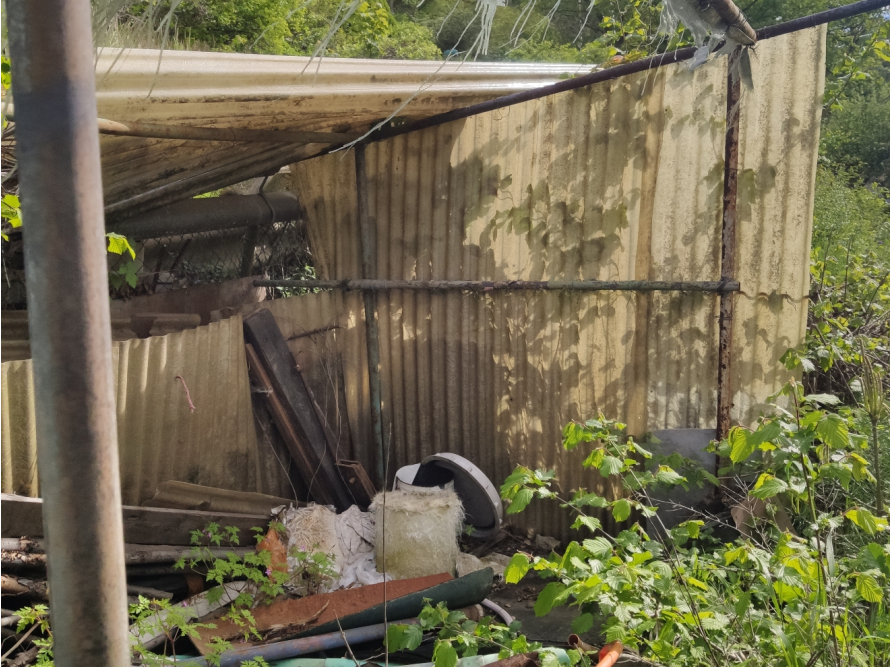 Verfallener Schuppen mit Wellblech