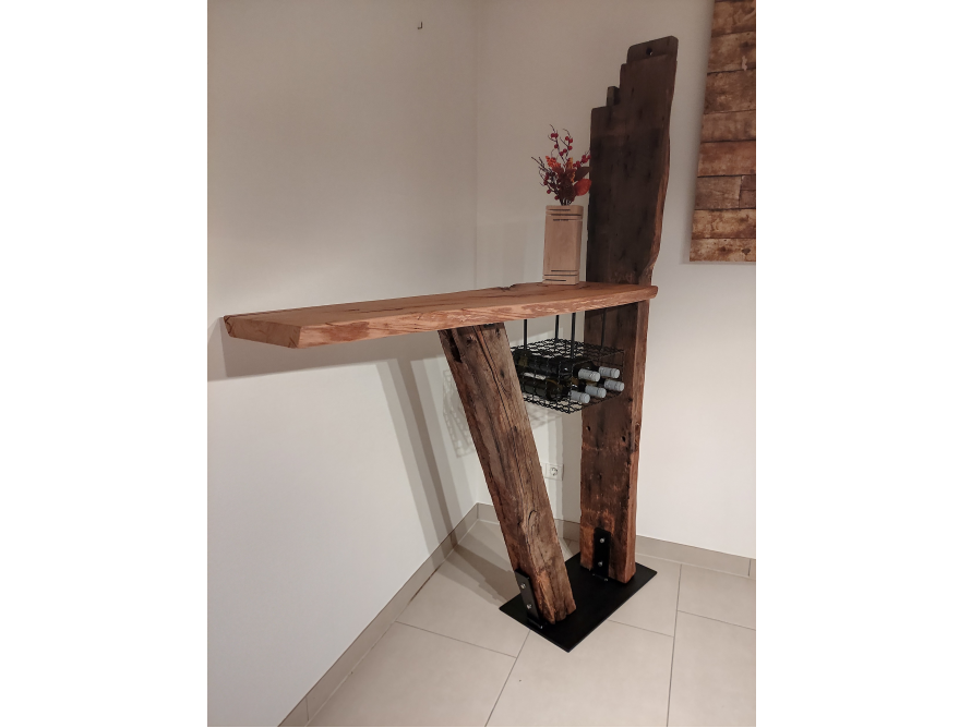 Rustikaler Holztisch mit Weinflaschenhalter