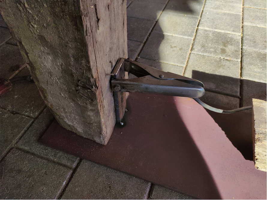 Holzbalken mit Schraubzwinge