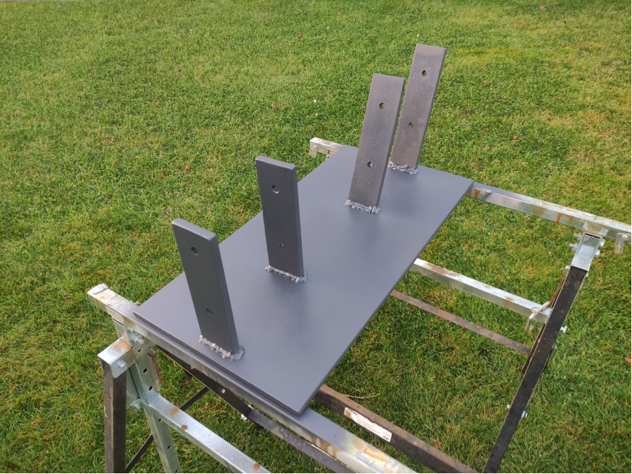 Grau lackierte Metallteile auf einem Bock