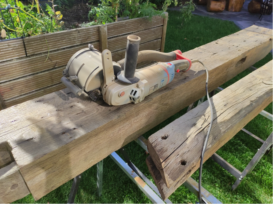 Winkelschleifer auf Holzbalken