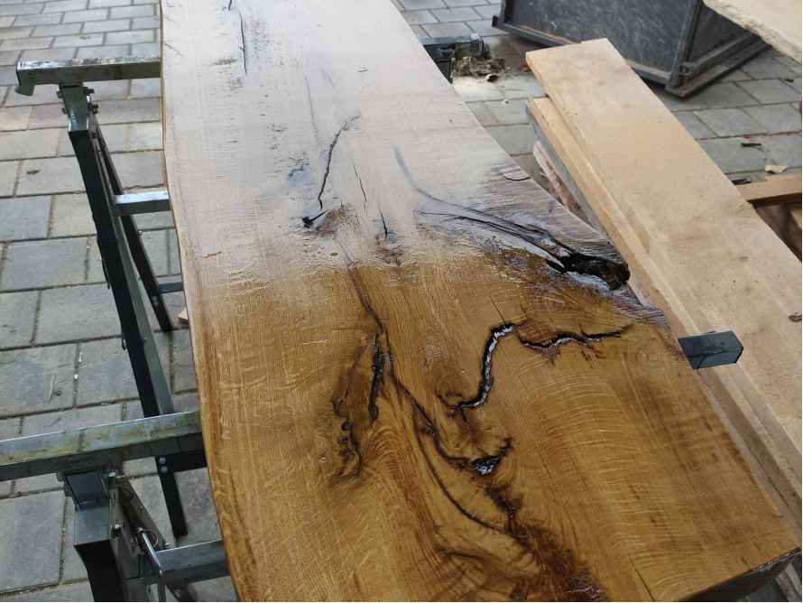 Geölte Holzplatte auf zwei Böcken