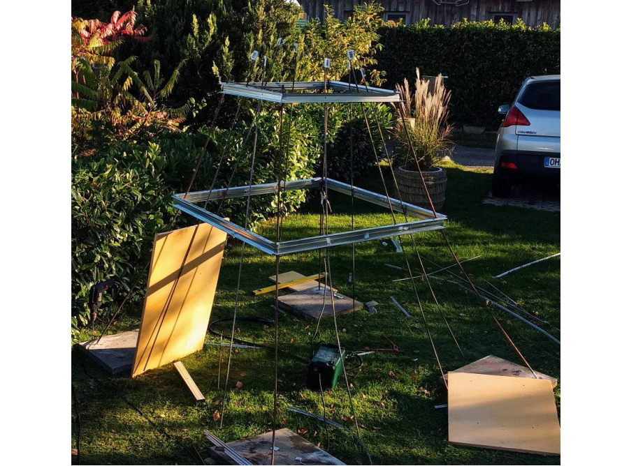 Metallgerüst im Garten mit Werkzeug