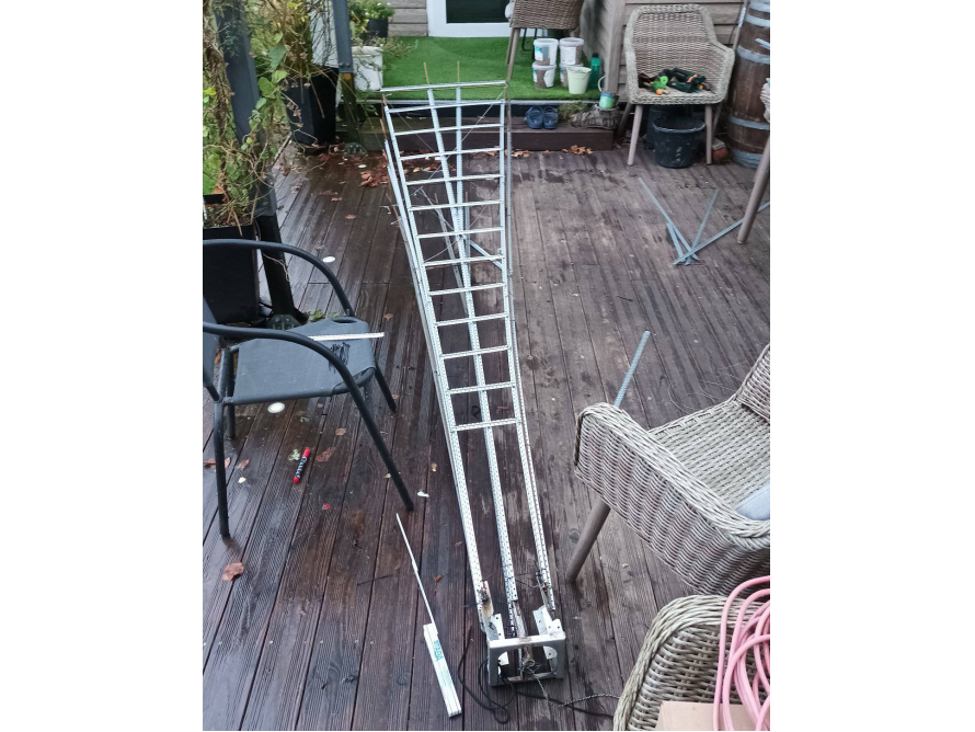 Metallgerüst auf Holzboden