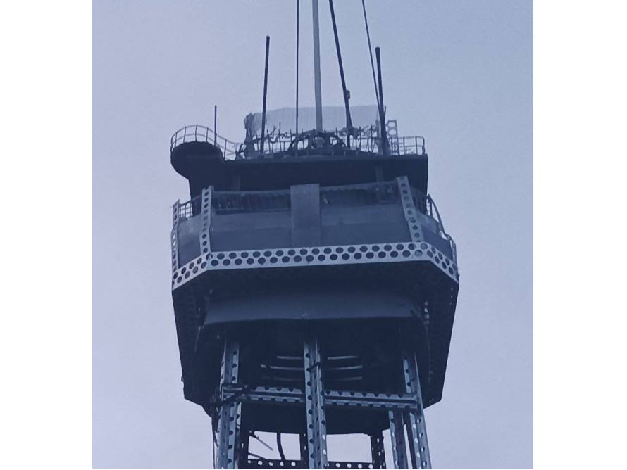 Metallgerüst eines Turms von unten