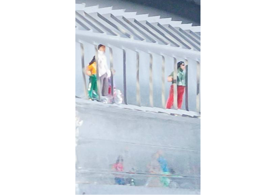 Drei Personen auf einem Steg