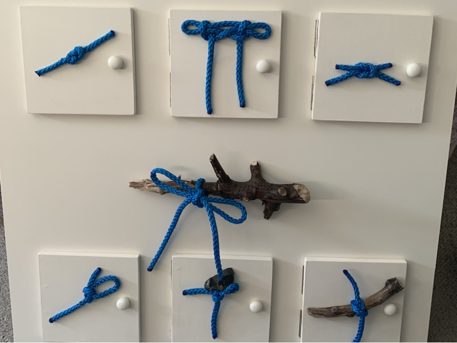 Verschiedene Knoten in blauer Schnur