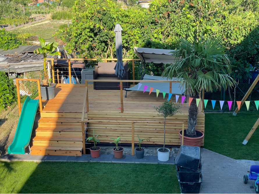 Holzpodest mit Rutsche im Garten