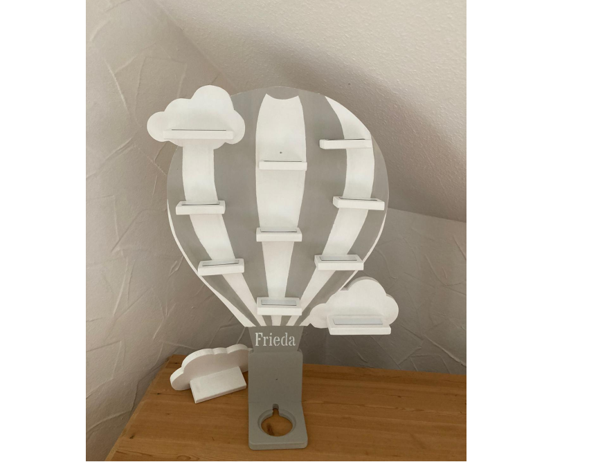 Wandregal in Form eines Heißluftballons