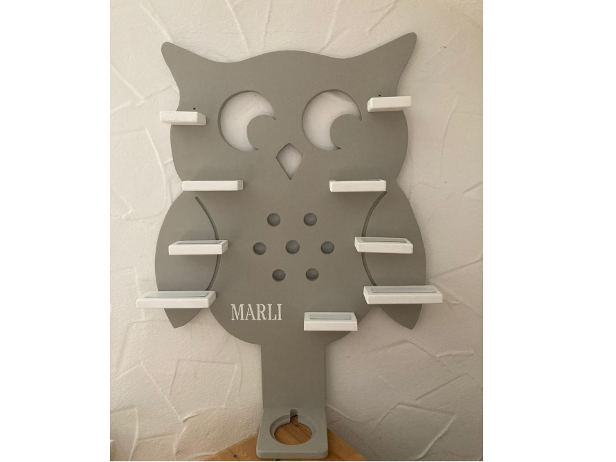 Eulenförmiges Wandregal mit Ablagen