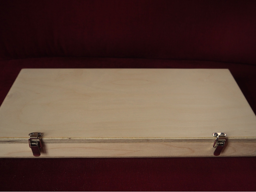 Holzkiste mit Verschlüssen