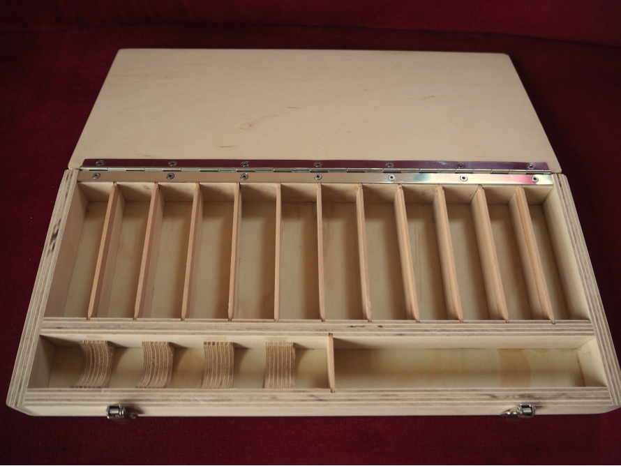 Offene Holzkiste mit Fächern und Schublade