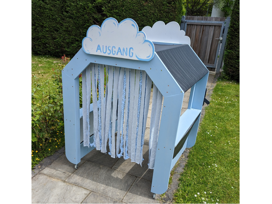 Blauer Spielstand mit Vorhängen