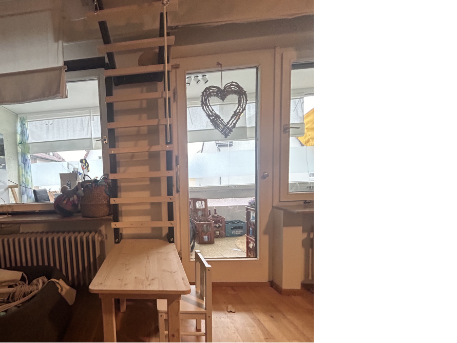 Ein hölzernes Sprossenwand in einem Zimmer.